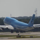 L'avion de la Korean Airlines a finalement pris son envol au départ d'Atlanta pour Séoul, jeudi. A son bord, les travailleurs sud-coréens qui avaient été arrêtés lors d'un raid des agents de l'immigration chez Hyundai. KEYSTONE/AP/George Walker IV